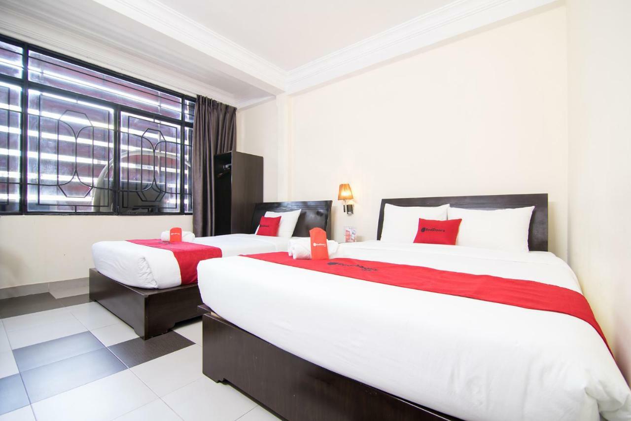 Reddoorz Near Saigon Square 2*